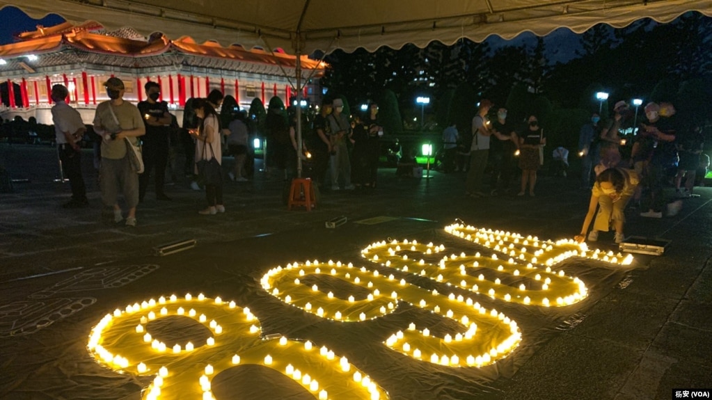 台北悼念六四烛光晚会，现场点灯排出“8964”字型。（美国之音特约记者杨安拍摄）(photo:VOA)