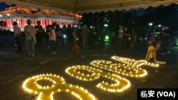 台北悼念六四烛光晚会，现场点灯排出“8964”字型。（美国之音特约记者杨安拍摄）