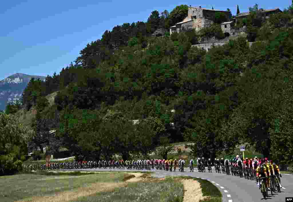 Rombongan pebalap sepeda tampak beriringan selama etape keenam dari lomba bersepeda Criterium du Dauphine antara kota Rives dan Gap berjarak 196,5 km, di&nbsp;Prancis tengah. (Foto: AFP)