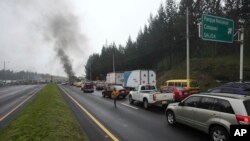 Vehículos varados en la carretera E-34 durante una protesta nacional contra el gobierno de Guillermo Lasso, convocada principalmente por organizaciones indígenas en Cotopaxi, Ecuador, el 13 de junio de 2022. 