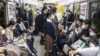 Des passagers dans une rame de métro à Tokyo, le 18 avril 2022.