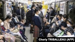 Des passagers dans une rame de métro à Tokyo, le 18 avril 2022.