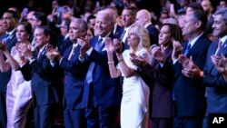 Prezidan Joe Biden ak premye dam Jill Biden bat bravo pandan yon pefomans pandan seremoni ouveti Some Dez Amerik la nan Los Angeles, 8 Jyen 2022. 