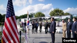 박진(가운데) 한국 외교부 장관이 12일 미국 워싱턴 D.C. 시내 한국전 참전 기념비에 헌화하고 있다. (한국 외교부 제공)