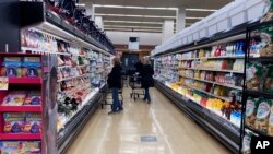 FILE: Customers shop at a grocery store in Mount Prospect, Ill., United States on April 1, 2022. Consumer prices surged 8.6% last month from 12 months earlier, faster than April’s year-over-year surge of 8.3%, the US Labor Department said on June 10, 2022.