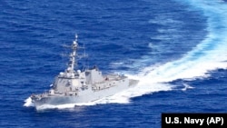 美国海军伯克级导弹驱逐舰“桑普森”号穿越台湾海峡。（2022年1月25日）