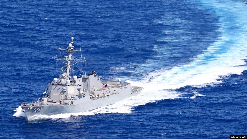 美国海军伯克级导弹驱逐舰“桑普森”号穿越台湾海峡。（2022年1月25日）(photo:VOA)