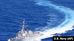 Tàu khu trục tên lửa dẫn đường lớp Burke USS Sampson của Hải quân Mỹ đi qua eo biển Đài Loan vào ngày 25/1/2022.