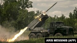 Ilustrasi - Pasukan Ukraina menembak dengan pluncur roket ganda MLRS ke arah pasukan Rusia di garis depan Donbas, wilayah timur Ukraina, 7 Juni 2022. (ARIS MESSINIS / AFP)