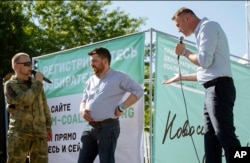 Ruski opozicioni lider Aleksej Navalni i aktivista Leonid Volkov na mitingu u Novosibirsku, 7. juna 2015.