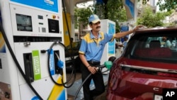 An employee of a Bharat petroleum fuel station fills up a vehicle in Mumbai, June 11, 2022. 