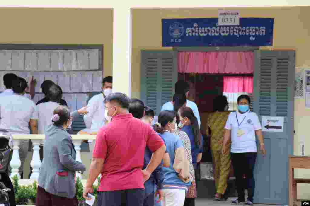 ទិដ្ឋ​ភាព​ទូទៅនៃ​ថ្ងៃបោះឆ្នោតជ្រើសរើស​ក្រុម​​ប្រឹក្សាឃុំសង្កាត់ នៅ​ការិយាល័យ​បោះ​ឆ្នោត​អូរ​តាគាំ១ ​ក្នុង​ក្រុង​បាត់​ដំបង នៅ​ថ្ងៃទី០៥ ខែមិថុនា ឆ្នាំ២០២២។ (លាស់ លីបលីប​/​វីអូអេ)