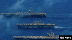 美军两艘航母和一艘轻型航母参与2022年“坚强盾牌”联合军演（美国第七舰队2022年6月13日）