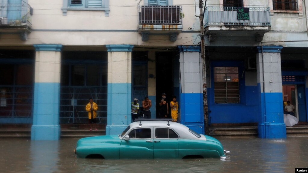 Ein Oldtimer steht inmitten der Wassermassen, die am 3. Juni in Kuba durch starke Regenfälle verursacht wurden. | Bildquelle: VOA | Bilder sind in der Regel urheberrechtlich geschützt