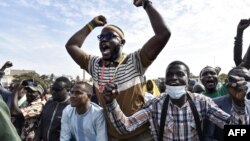 Une foule dense s'est rassemblée sur la place de la Nation dans une ambiance festive alors que les tensions politiques faisaient craindre un réveil des passions et des violences de mars 2021. (photo d'archives)
