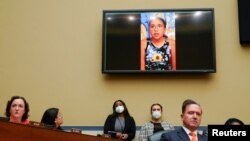 Miah Cerrillo (tampak di layar TV), siswa kelas 4 SD Robb di kota Uvalde, Texas, dan penyintas penembakan massal, ikut bersaksi secara virtual di depan anggota Kongres AS di Capitol Hill, Washington, DC Rabu 8 Juni 2022. 