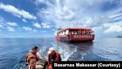 Suasana pencarian korban kecelakaan KM Ladang Pertiwi 02 di perairan Pulau Pammantauan, Kabupaten Pangkep, Sulawesi Selatan. (Foto : Basarnas Makassar)