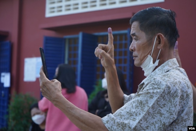 រូបឯកសារ៖ ពលរដ្ឋម្នាក់បង្ហាញម្រាមដៃដែលបានជ្រលក់ទឹកថ្នាំក្រោយពីបានបោះឆ្នោតហើយ ក្នុងការបោះឆ្នោតជ្រើសតាំងក្រុមប្រឹក្សាឃុំសង្កាត់អាណត្តិទី ៥ នៅក្នុងសង្កាត់ភ្នំពេញថ្មី ខណ្ឌសែនសុខ រាជធានីភ្នំពេញ ថ្ងៃទី ៥ ខែមិថុនា ឆ្នាំ ២០២២។ (ខាន់ សុគុំមនោ/វីអូអេ)