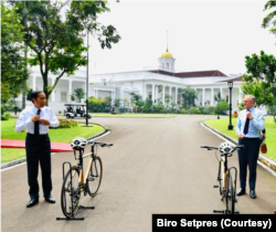 Sebelum melakukan Pertemuan Bilateral Presiden Jokowi mengajak PM Albanese bersepeda keliling kompleks Istana Kepresidenan Bogor, Jawa Barat, Senin (6/6). (Foto: Biro Setpres)
