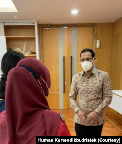 Menteri Pendidikan, Kebudayaan dan Ristek Nadiem Anwar Makarim bertemu dengan korban kekerasan seksual dari Universitas Riau di Jakarta, 14 April 2022. (Foto: Humas Kemendikbudristek)