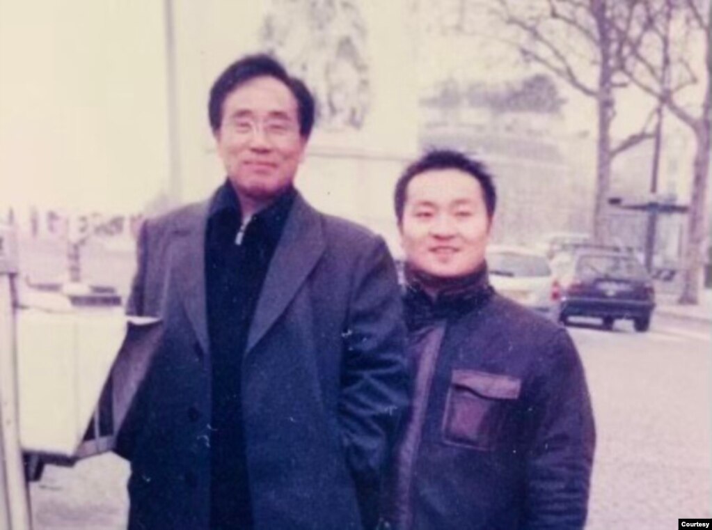 本书作者向阳(右)2002年与父亲在法国巴黎凯旋门前方合影。(照片由向阳提供)(photo:VOA)