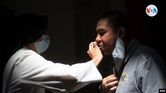 Fieles nicaragüenses durante una misa el miércoles de cenizas en Semana Santa.