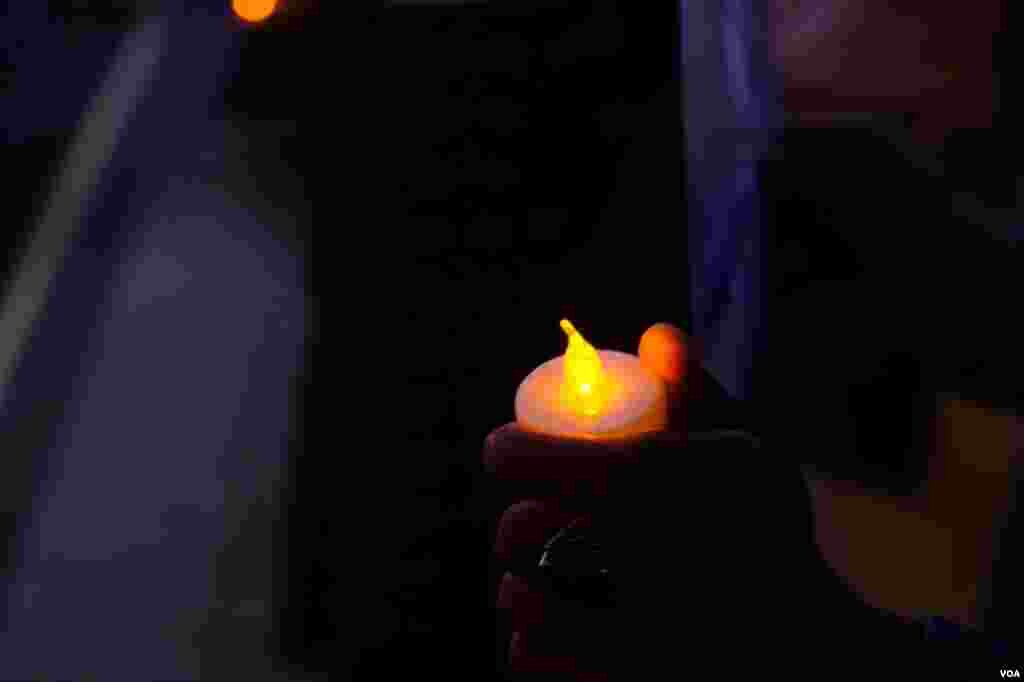 示威者在中國大使館對面馬路的英國皇家建築師學會(Royal Institute of British Architects)大樓外的行人道上舉行燭光守夜。（美國之音鄭樂捷）