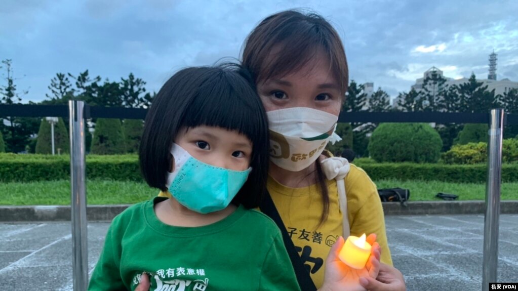 台湾民众陈宛毓带着女儿来参加台北的六四烛光晚会（美国之音特约记者杨安拍摄）。(photo:VOA)