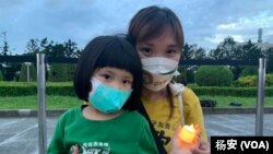 台灣民眾陳宛毓帶著女兒來參加台北的六四燭光晚會（美國之音特約記者楊安拍攝）。