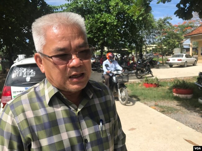 អភិបាល​ក្រុង​បាត់ដំបង​លោក​ ផេង​ សិទ្ធី​ និយាយថា​ បរិយាកាស​បោះឆ្នោត​ក្នុងក្រុង​បាត់ដំបង​មាន​ភាព ស្ងប់​ស្ងាត់​ ហើយ​ការបោះឆ្នោត​ធ្វើឡើង​ដោយ​គ្មាន​ការគំរាម​កំហែង​ ថ្ងៃអាទិត្យ​ ទី​៥​ ខែ​មិថុនា ឆ្នាំ​២០២២​។ (ហ៊ុល រស្មី/វីអូអេ)