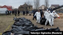 Ekshumacija masovne grobnice u Buchi, Ukrajina, 8. april 2022.
