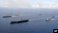 지난달 4일 미한 항모강습단 연합훈련에 참가한 미군 핵추진항공모함 로널드레이건함(왼쪽 아래)과 한국 해군 상륙강습함 마라도함(왼쪽)이 나란히 항해하고 있다.