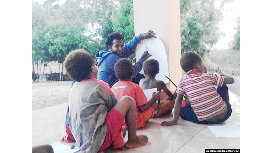 Berbakti pada kampung halaman. Agustinus Kadepa, koordinator Gerakan Papua Mengajar (GPM) sedang mengajar anak-anak. (Dok Agustinus Kadepa)