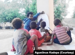 Berbakti pada kampung halaman. Agustinus Kadepa, koordinator Gerakan Papua Mengajar (GPM) sedang mengajar anak-anak. (Dok Agustinus Kadepa)