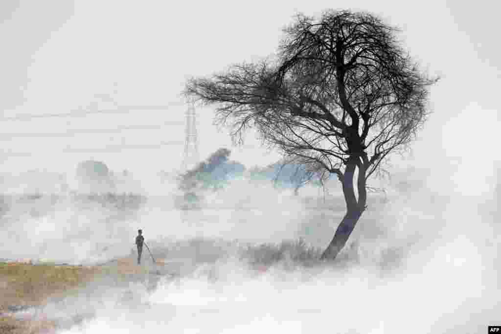 A worker burns stubble after harvesting pulse crop in a field at Hoshangabad district of India&#39;s Madhya Pradesh state, India.