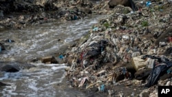 گوئٹے مالا کے قریب لاس وکاس دریا میں شامل ہونے والی پلاسٹک کی بوتلوں اور کچرے کا ایک منظر، فوٹو اے پی، 8جون 2022