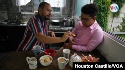 Víctor Manuel Pérez con su esposo Francisco Agüero en su casa en Costa Rica. Foto Houston Castillo, VOA