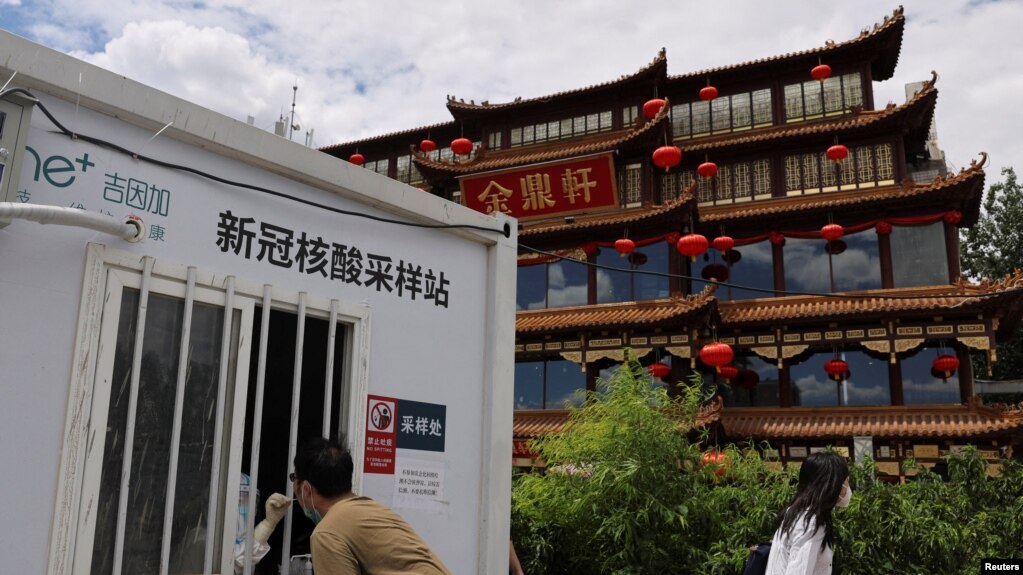 一北京市民在一家餐馆前接受新冠核酸检测。（2022年6月16日）(photo:VOA)