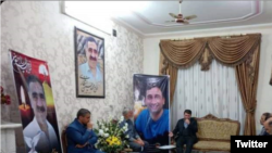 تصویری که در شبکه‌های اجتماعی منتشر شده و گفته می‌شود مربوط به مراسم بزرگداشت ایوب انتظاری در خانه او، با حضور استاندار یزد است. 