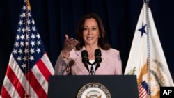 Wakil Presiden AS Kamala Harris dalam acara yang mempromosikan pemberdayaan ekonomi perempuan di Amerika Tengah bagian utara pada KTT Amerika di Los Angeles, Selasa, 7 Juni 2022. (AP Photo/Jae C. Hong)