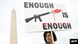 Warga turun ke jalan berpartisipasi dalam unjuk rasa "March for Our Lives" melawan kekerasan senjata, di dekat Monumen Washington di National Mall di Washington, 11 Juni 2022. (Foto: AFP)