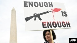 Zagovornica kontrole naoružavanja učestvuje u "Maršu za naše živote" protiv oružanog nasila, nedaleko od Nacionalnog mola, u Vašingtonu, 11. juna 2022. (Foto: AFP/Saul Loeb)