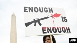 Seorang perempuan ikut serta dalam aksi protes untuk menuntut pengendalian senjata api di Washington DC, 11 June 2022 (foto: ilustrasi). 
