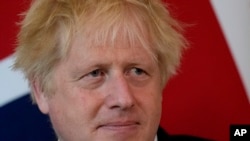 El primer ministro británico, Boris Johnson, escucha al emir de Qatar, el jeque Tamim bin Hamad Al Thani, en su reunión en su residencia ofiial en Londres, el martes 24 de mayo de 2022.