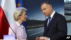 পোল্যান্ডের পাওয়ার গ্রিডের সদর দফতরে পোল্যান্ডের প্রধানমন্ত্রী মাতেউস মোরাউইকির সাথে একটি যৌথ সংবাদ সম্মেলনের পর কথা বলছেন, পোল্যান্ডের প্রেসিডেন্ট আন্দ্রেজ ডুদা (ডানদিকে) এবং ইউরোপীয় কমিশনের প্রেসিডেন্ট উরসুলা ফন ডার লেয়েন। 