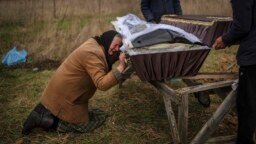 16 Nisan 2022 – Nadiya Trubçaninova, Kiev yakınlarında düzenlenen cenaze töreninde 30 Mart'ta Ukrayna'nın Buça kentinde Rus askerlerinin öldürdüğü oğlu Vadim’im tabutu başında ağlıyor.