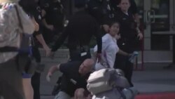 Cố tiếp cận đoàn xe của Biden, người biểu tình bị đặc vụ quật ngã 