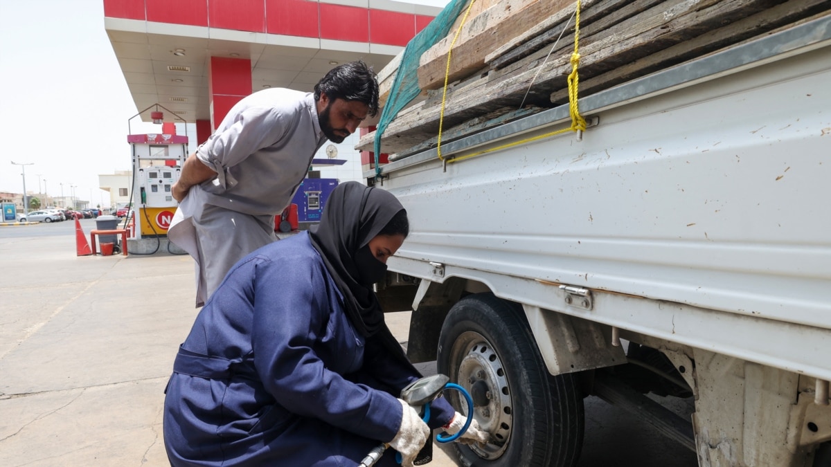 Saudi Women Move From Behind Wheel to Under the Hood