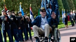 Veterani amerikan Raymond Dawkins përshëndet gjatë ceremonisë në Normandi (6 qershor 2022)