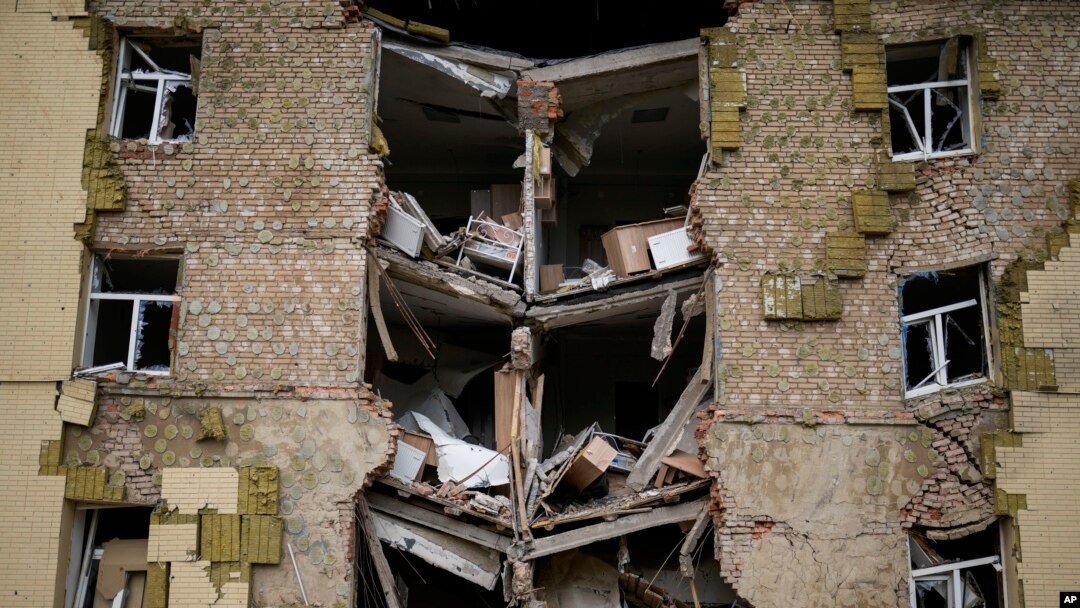Los escombros cuelgan de un edificio residencial gravemente dañado por un bombardeo ruso en Bakhmut, en el este de Ucrania, el sábado 28 de mayo de 2022.